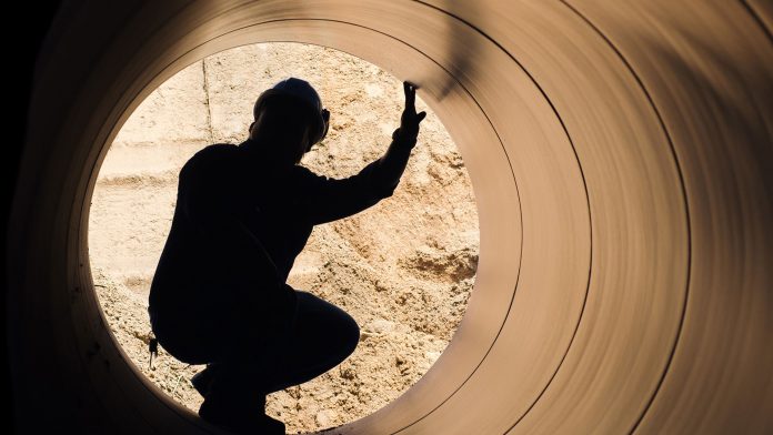 Pipeline worker in pipe